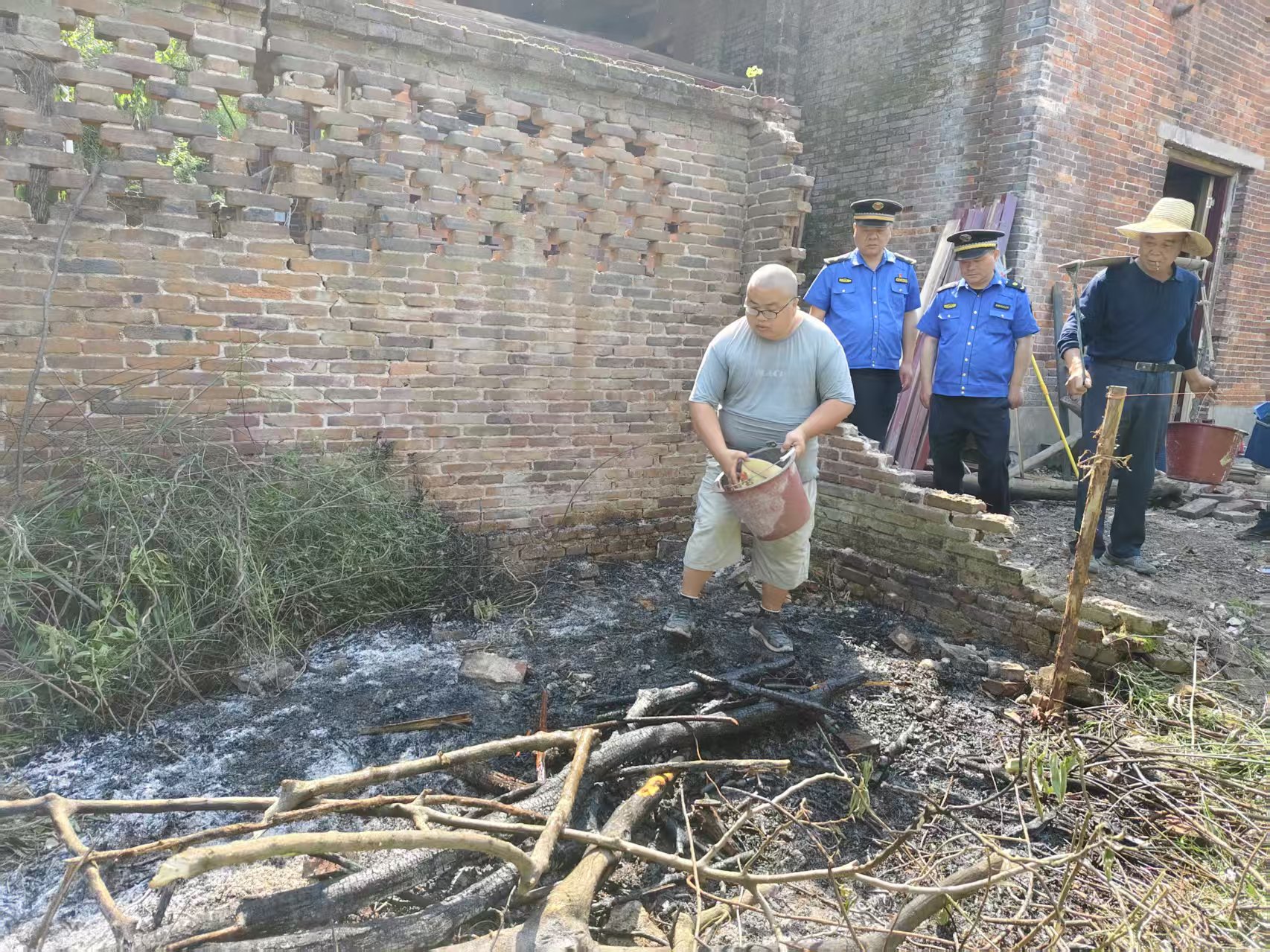 岳塘城管快速處置露天焚燒秸稈行為 執(zhí)法普法雙管齊下守護藍天