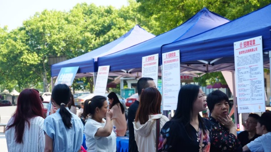 岳塘街道舉辦“民營(yíng)企業(yè)服務(wù)月”專場(chǎng)招聘會(huì)
