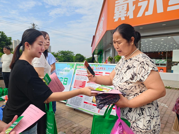 昭山鎮(zhèn)開展2025年“政務(wù)公開主題日” 宣傳活動