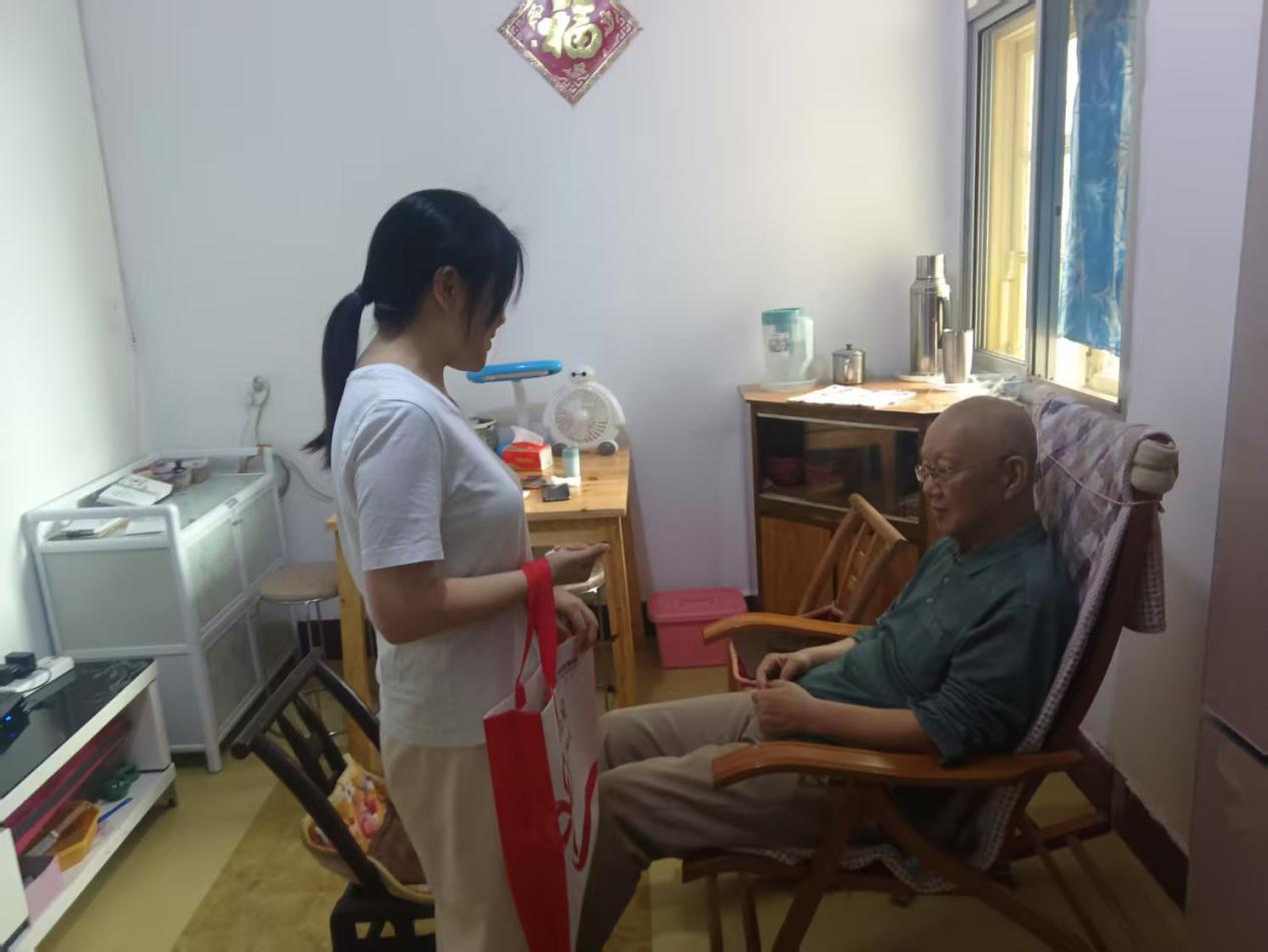 鐵園社區(qū)：暖心關(guān)愛殘疾人 愛心保單送上門