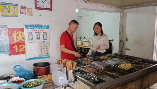 大板房社區(qū)新時代文明實(shí)踐站開展食品安全檢查