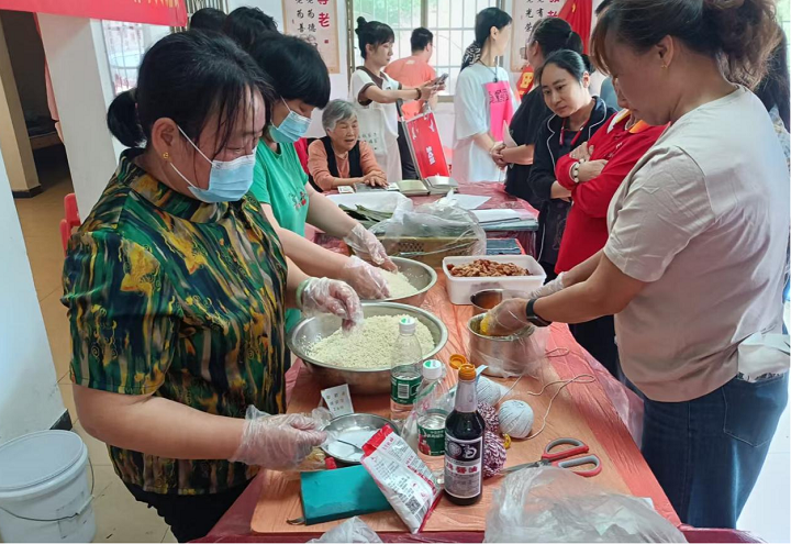 昭山鎮(zhèn)雙建社區(qū)開(kāi)展“匠心手藝人”就業(yè)指導(dǎo)包粽子活動(dòng)