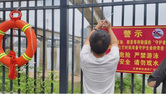 紗廠街社區(qū)：安裝防溺水設(shè)施筑牢安全“防護(hù)墻”