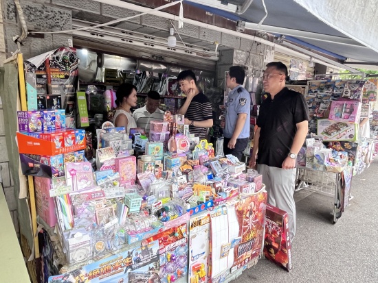 瓦窯塘社區(qū)開展校園周邊安全隱患排查整治行動