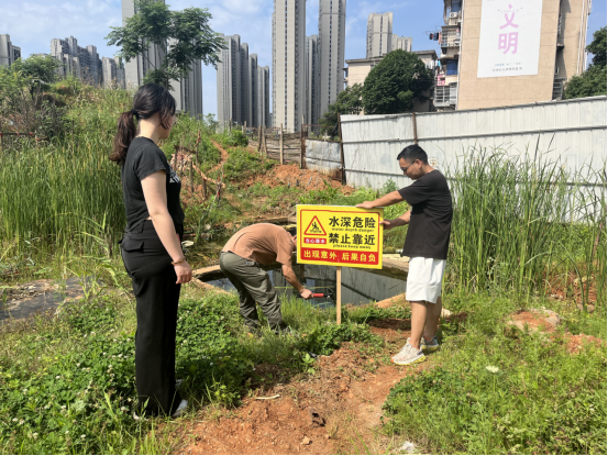 五里堆社區(qū)：設(shè)立防溺水警示牌 筑牢安全“防護(hù)墻”