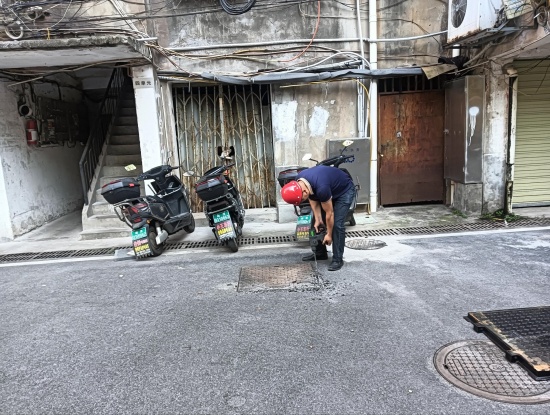 岳塘嶺社區(qū)快速處置破損溝蓋板 保障居民出行安全