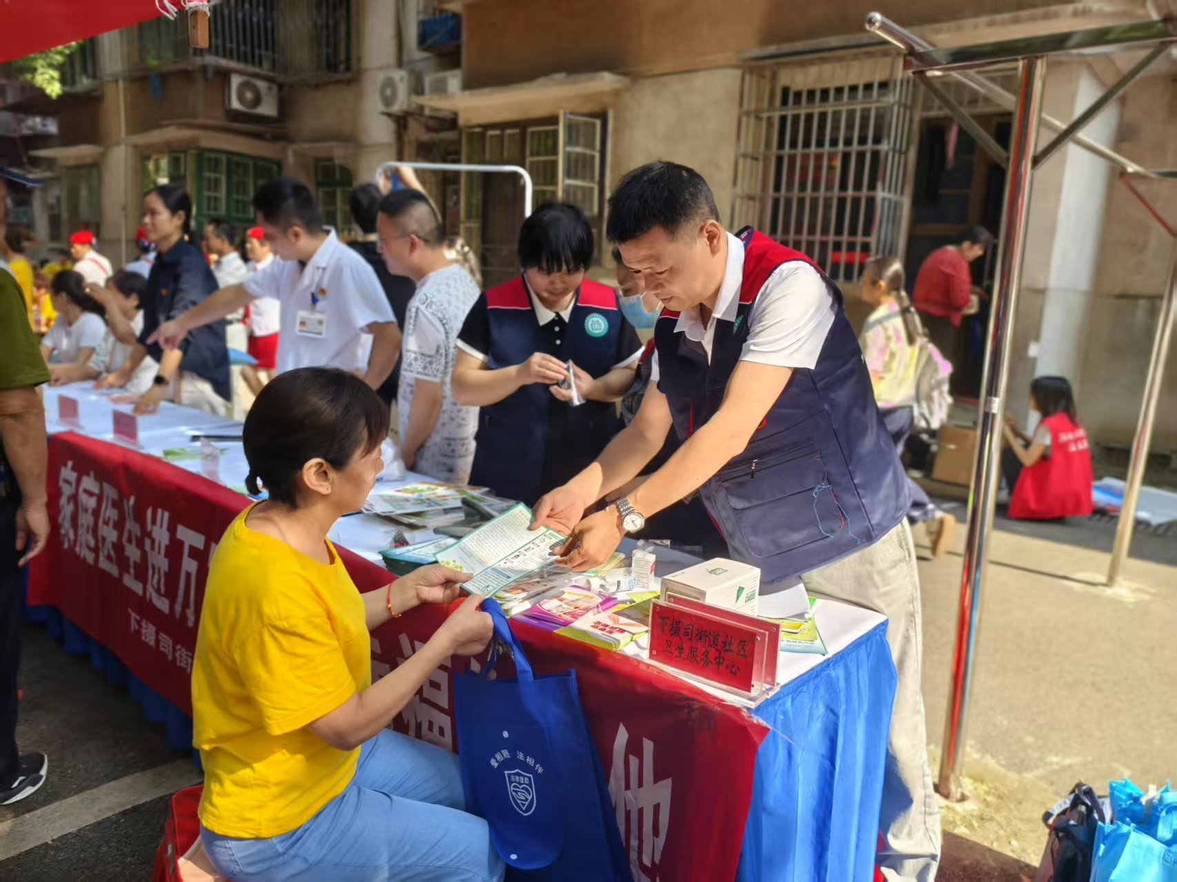 下攝司街道社區(qū)衛(wèi)生服務中心開展“中醫(yī)中藥進社區(qū) 健康服務零距離”健康義診活動