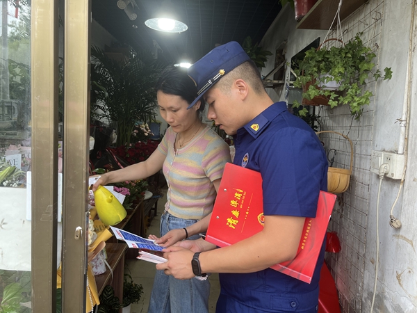 岳塘區(qū)消防救援大隊開展端午節(jié)前“敲門入戶”消防宣傳 筑牢居民安全防線