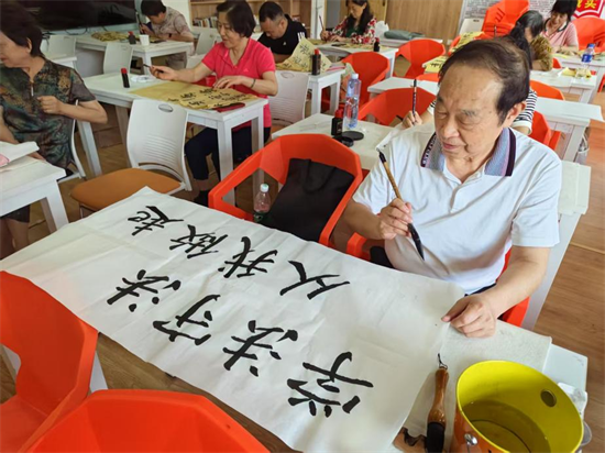 云峰社區(qū)：墨香傳法意 法典潤人心