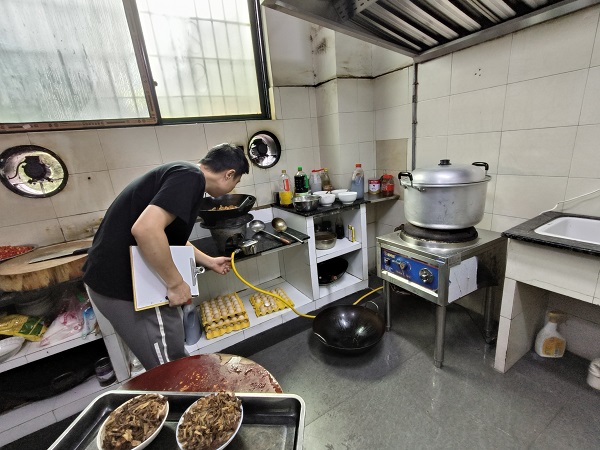 三角坪社区开展新增餐饮门店燃气安全专项检查