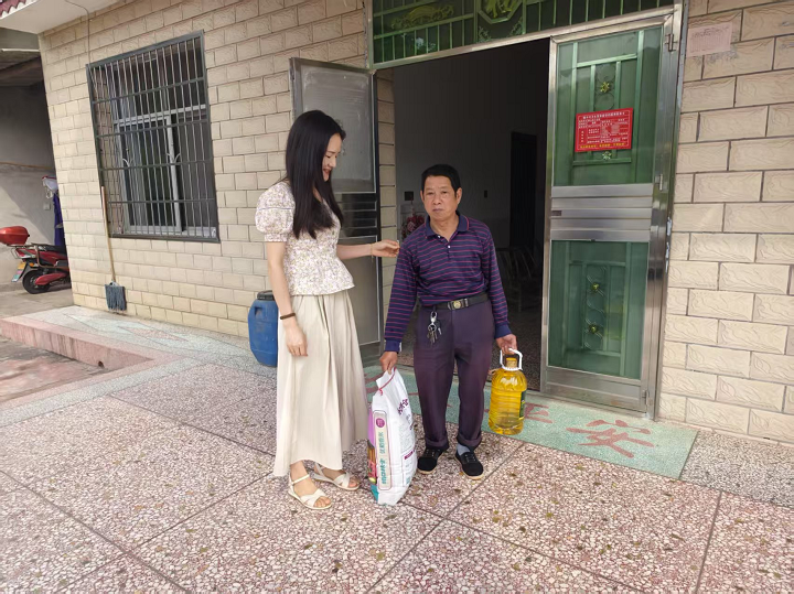 昭山鎮(zhèn)楠木村：情暖端午  心系脫貧戶