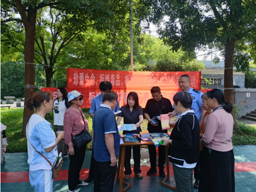 板塘社區(qū)開展“三官一律”進(jìn)社區(qū)法治宣傳活動