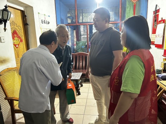 金耐社區(qū)：社企聯(lián)動聚合力?愛心慰問暖民心