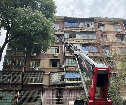 學衛(wèi)社區(qū)：積極協(xié)調(diào)水管漏水解民憂