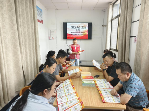板塘社區(qū)開展民法典宣傳活動