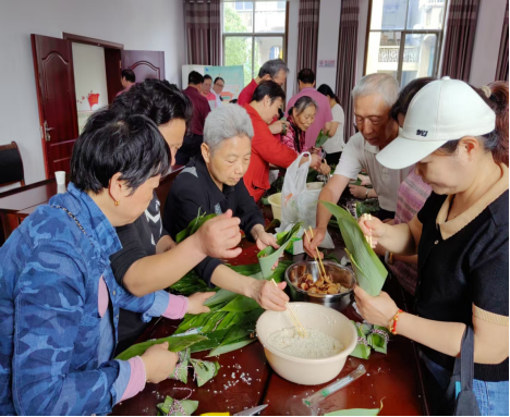 牡丹社區(qū)開展“我們的節(jié)日—端午節(jié)”包粽子主題活動