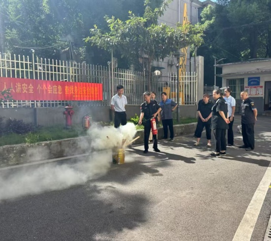 大板房社區(qū)組織開展消防實戰(zhàn)演練活動