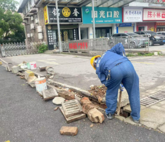 我愛湘潭我的家丨安樂社區(qū)更換溝蓋板 消除居民“心病”