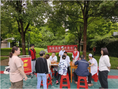 板塘社區(qū)：中醫(yī)義診點(diǎn)亮社區(qū)健康生活