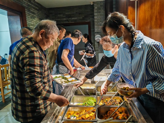菊花塘社區(qū)食堂開業(yè) 烹出鄰里幸?！笆场惫? />
                                        </a>
                                                                        <div   id=