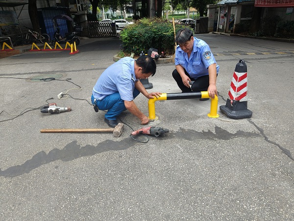 三角坪社區(qū)：防撞柱“上崗” 暢通居民回家路