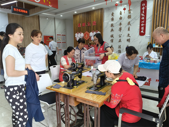 云峰社區(qū)“周五益起來”：慈善微光匯聚 小服務(wù)織就大幸福?