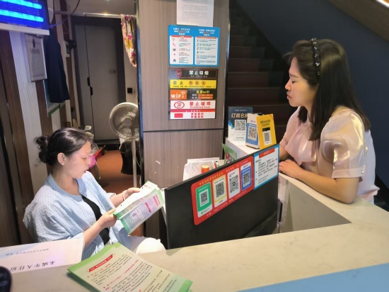 岳塘嶺社區(qū)開展“利劍護蕾”行動  織密未成年人安全防護網(wǎng)