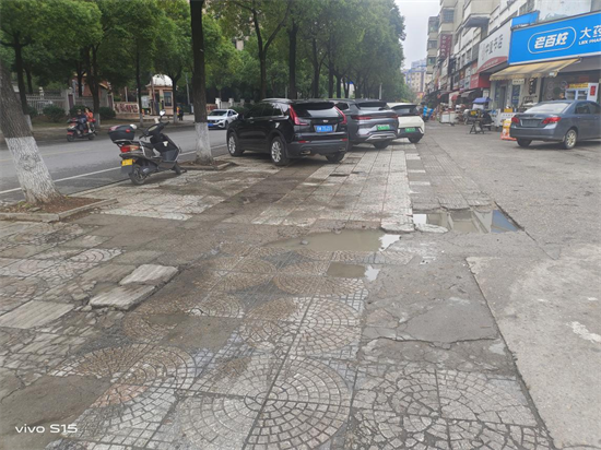 多方聯(lián)動解民憂 云峰安置區(qū)火炬中路舊貌換新顏