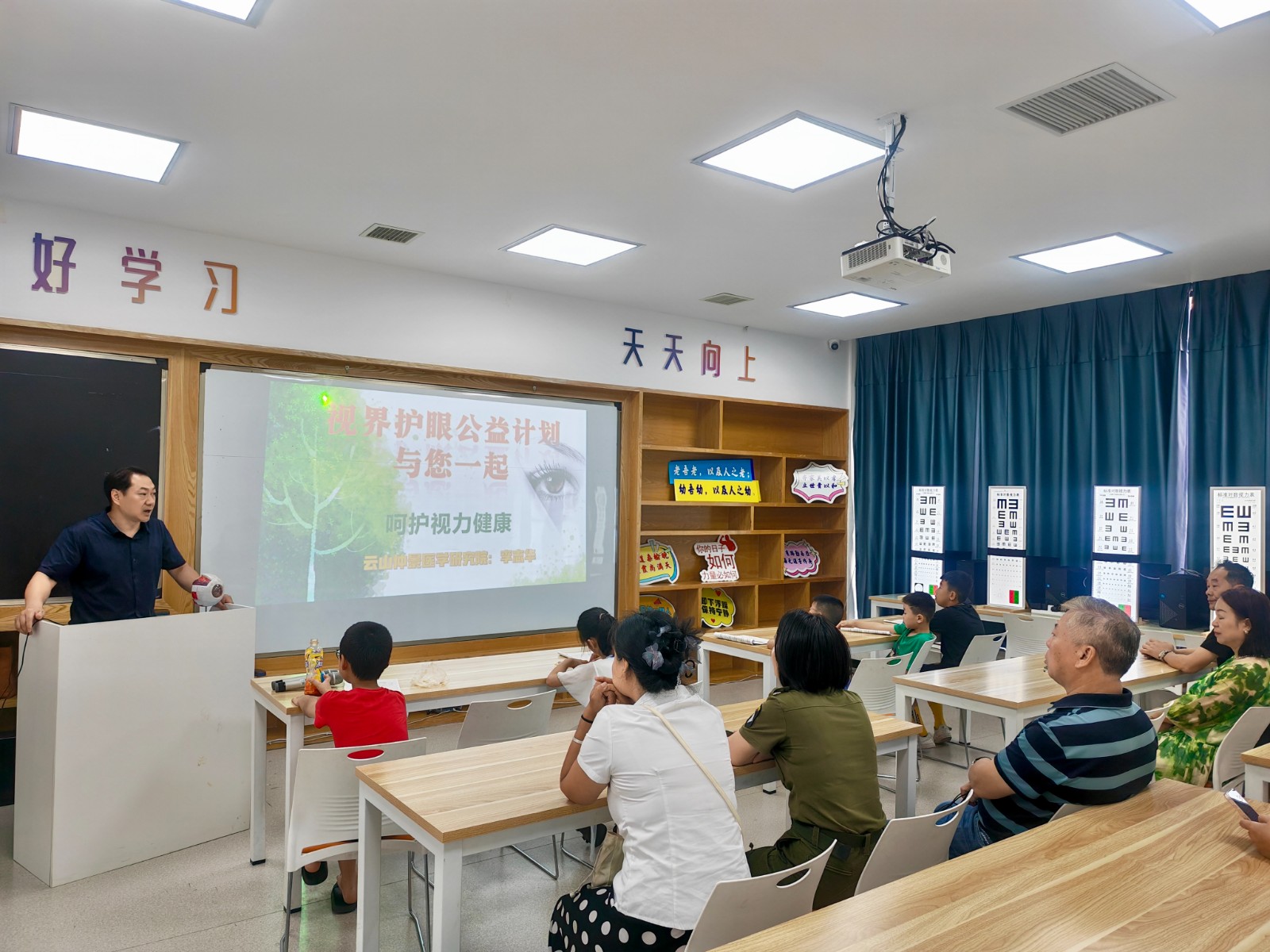 吉安路社區(qū)開展“明亮視界 護(hù)眼同行”公益活動(dòng)