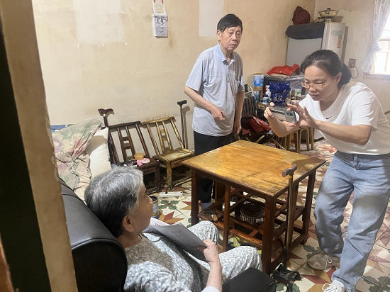 江濱社區(qū)開展養(yǎng)老認(rèn)證“送上門”便民服務(wù)暖人心活動(dòng)