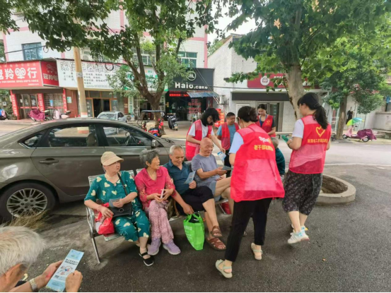 紗廠街社區(qū)黨員志愿者開展“我愛湘潭我的家”衛(wèi)生知識普及宣傳活動