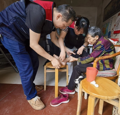 荷塘街道社區(qū)衛(wèi)生服務中心：家庭醫(yī)生暖心服務 上門診治守護健康