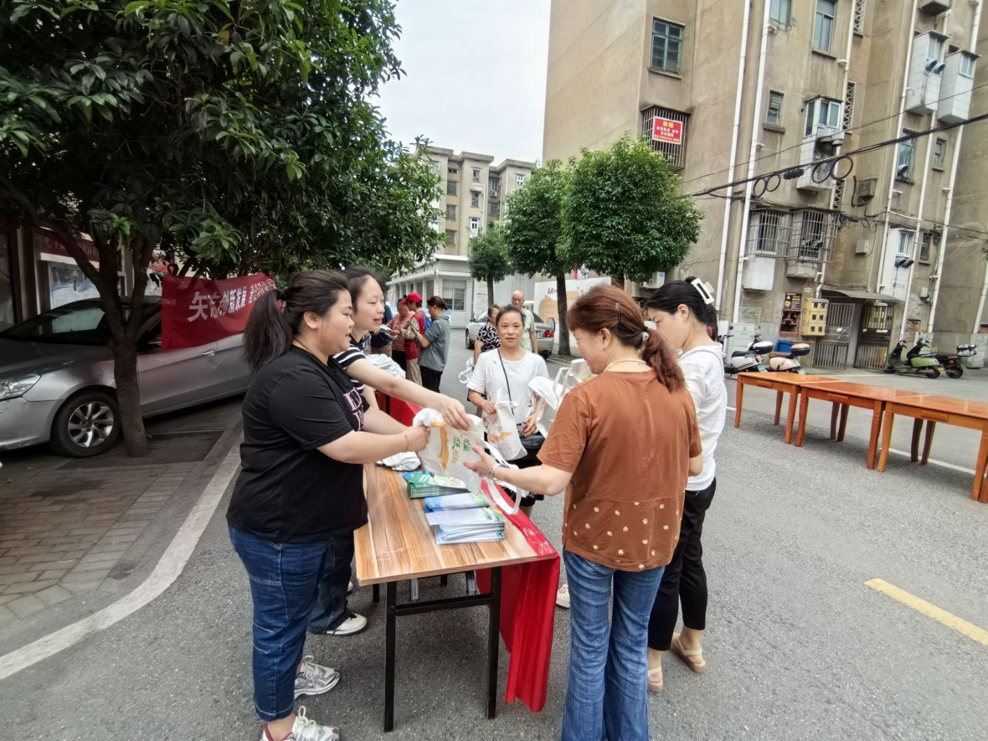鐵園社區(qū)黨員志愿者助力禁毒宣傳