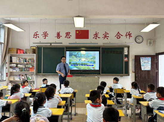 書院路街道綜治中心聯(lián)合市、區(qū)人民檢察院在友誼小學(xué)開展禁毒知識講座