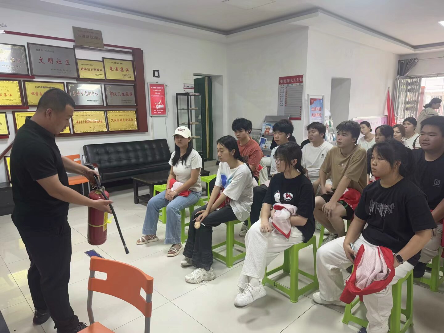 栗塘社區(qū)開展“安全生產(chǎn)月”宣傳活動(dòng)