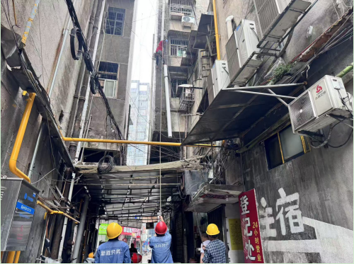 學(xué)衛(wèi)社區(qū)聯(lián)手鄰長更換12處老樓下水管