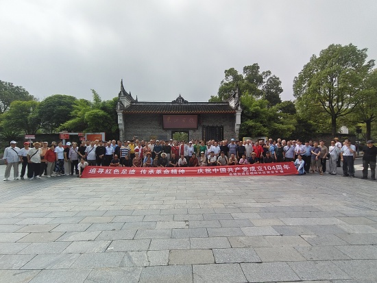 岳塘嶺社區(qū)開展“追尋紅色足跡 傳承革命精神”紅色教育活動(dòng)