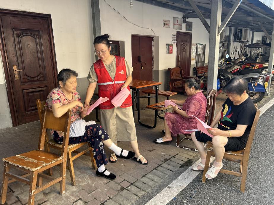 下攝司街道積極開展秸桿禁燒宣傳活動