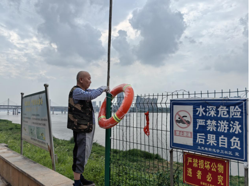 學(xué)衛(wèi)社區(qū)開展河道巡查 筑牢防溺水安全網(wǎng)