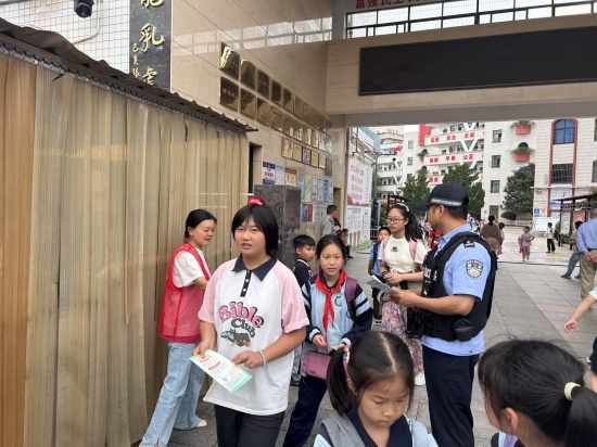 金耐社區(qū)開展禁毒宣傳進(jìn)校園活動(dòng)