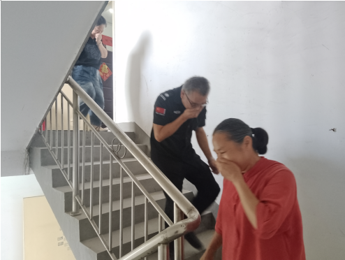 學(xué)衛(wèi)社區(qū)組織開展消防演練活動(dòng)