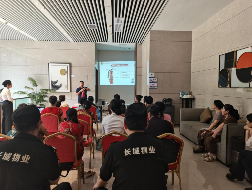 五里堆社區(qū)聯(lián)合轄區(qū)物業(yè)開展消防應(yīng)急演練