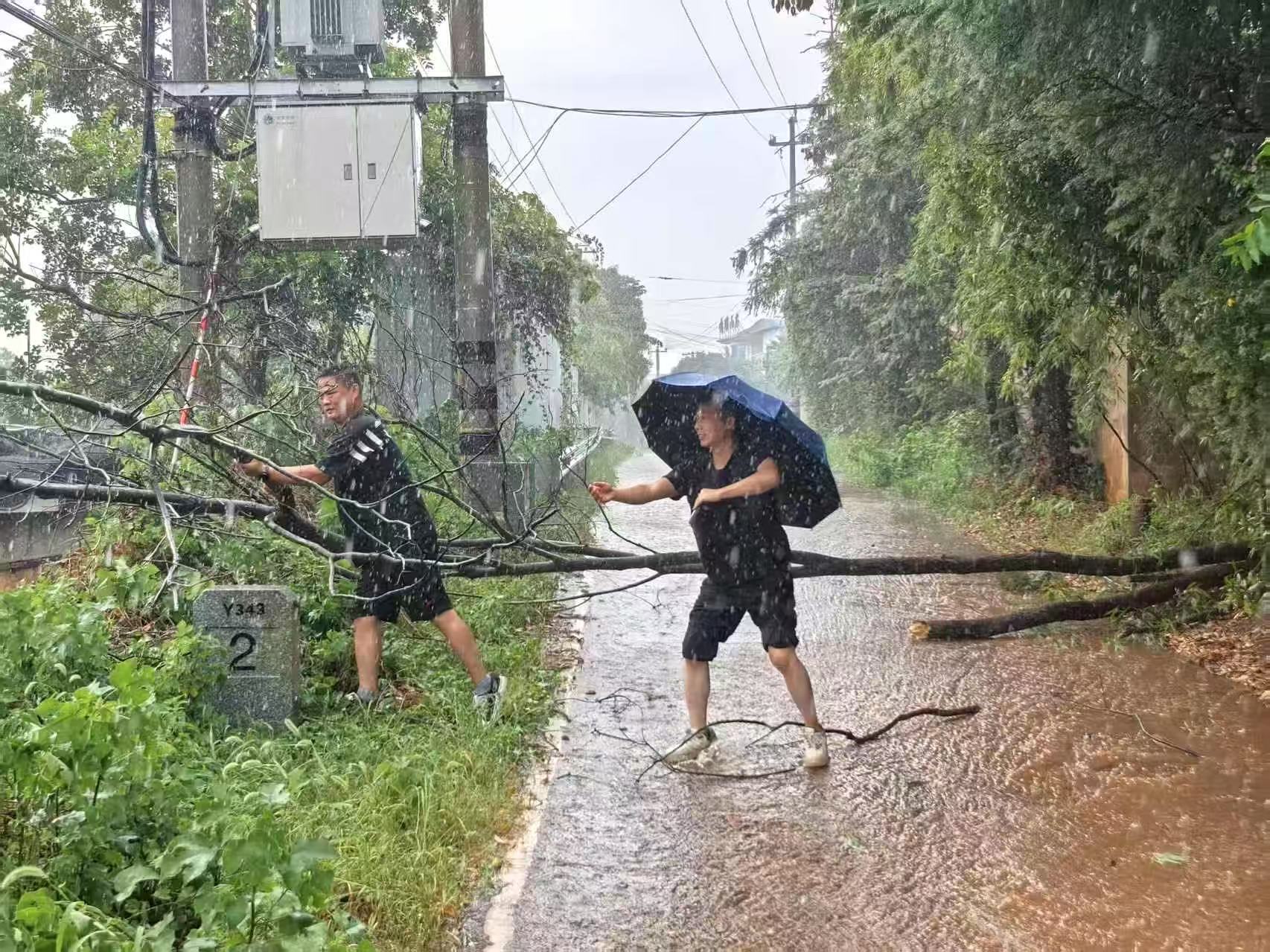 強(qiáng)降雨突襲  新華村村干部冒雨搶險(xiǎn)護(hù)平安