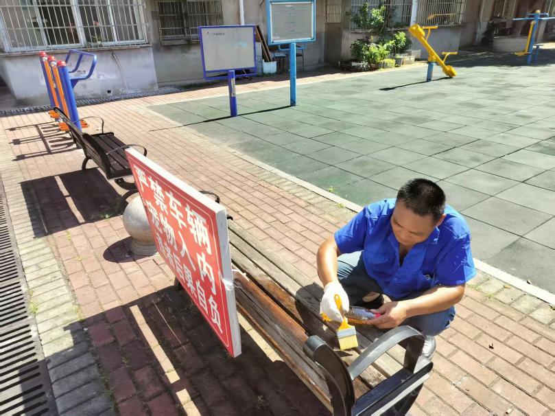 “桐油”刷出民生亮色  鴉雀塘社區(qū)為便民桌椅穿上“新衣”