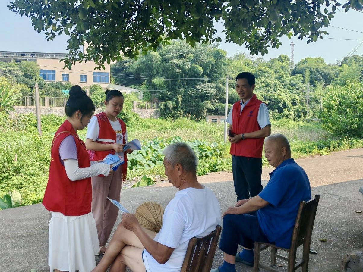 國強(qiáng)社區(qū)入戶宣傳禁燒政策