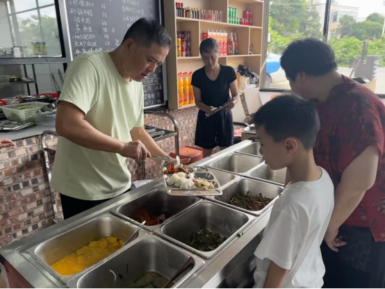辦好民生“食”事  橋灣社區(qū)老年食堂開業(yè)
