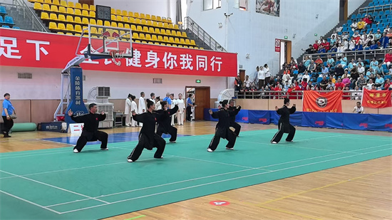 岳塘區(qū)代表隊(duì)在湘潭市第十四屆運(yùn)動會A類武術(shù)比賽中奪得團(tuán)體總分與金牌數(shù)雙第一