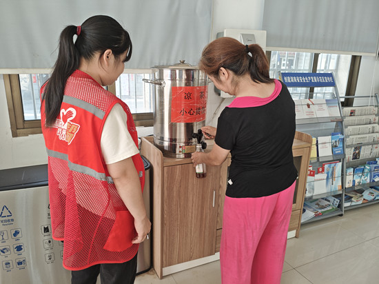 泗神廟社區(qū)：“免費(fèi)涼茶供應(yīng)點(diǎn)”為夏日添清涼
