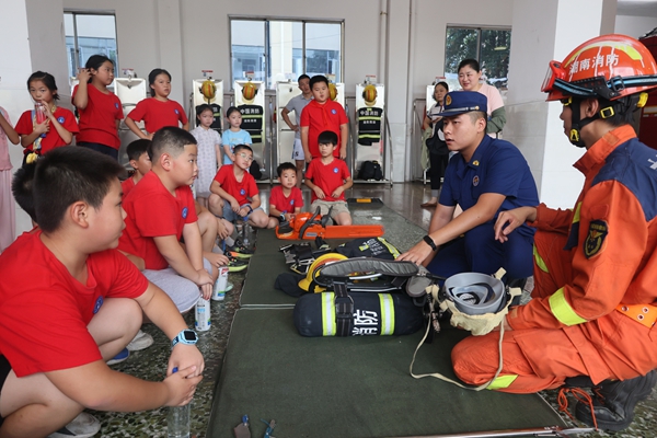 長郡湘潭高新實驗小學2102班師生開啟“歡樂暑假學知識”參觀消防站活動
