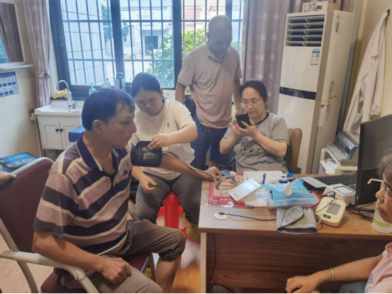 岳塘村：健康服务零距离 岳塘村开展爱心义诊